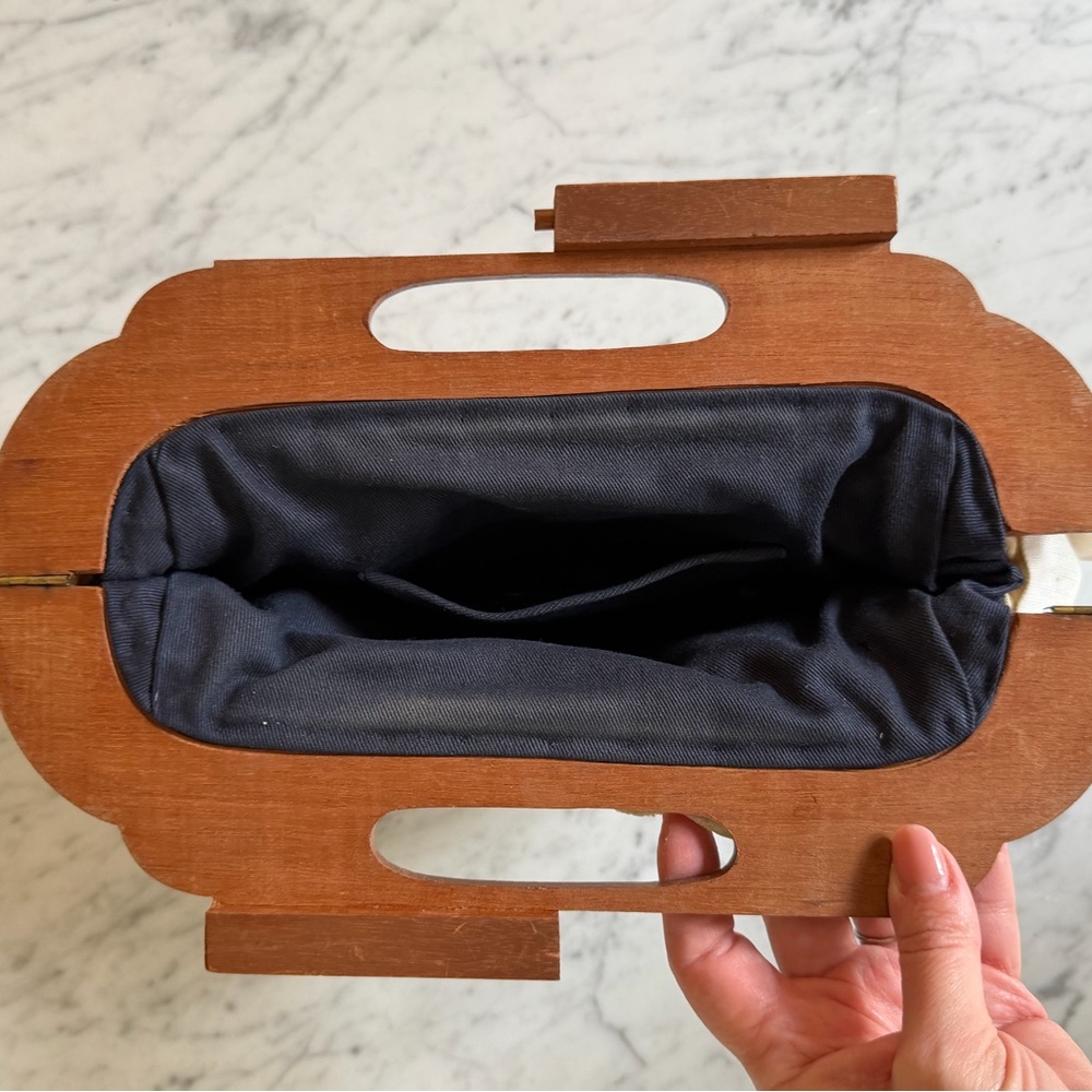 White Floral Embroidered Handbag with Wooden Handle - Picture 3 of 3